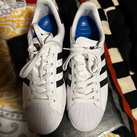 Adidas superstar, mens, size 8.5. - Picture 2 of 5
